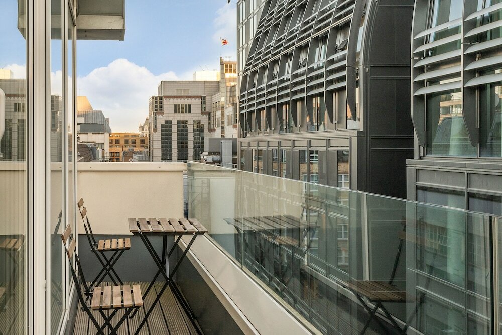 Фото Tower Hill City Centre Luxury Apartments