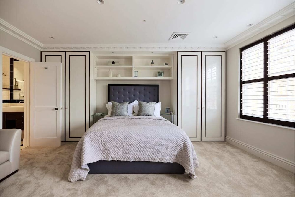 Фото The Chelsea Escape - Spacious 5bdr Flat With Garden