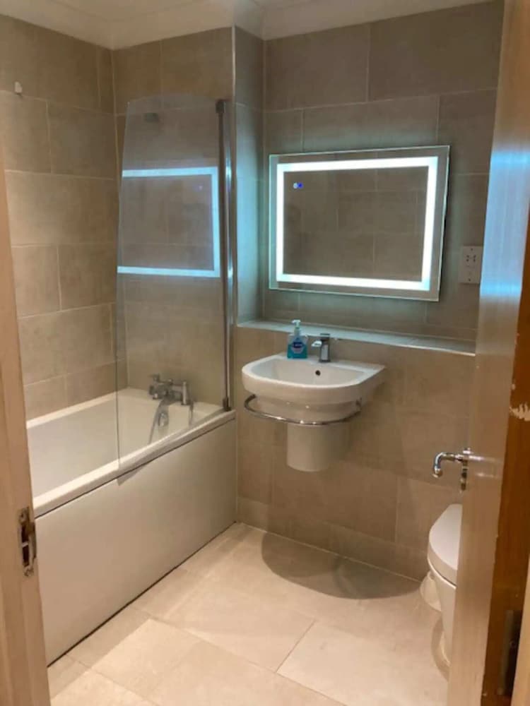 Фото Spacious 1 Bedroom Flat Near Charterhouse Square