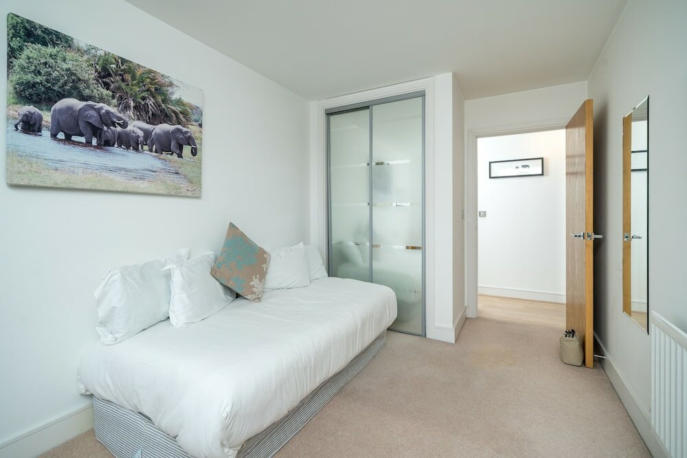 Фото Altido Gorgeous 2-Bed Flat W Desk In Wandsworth