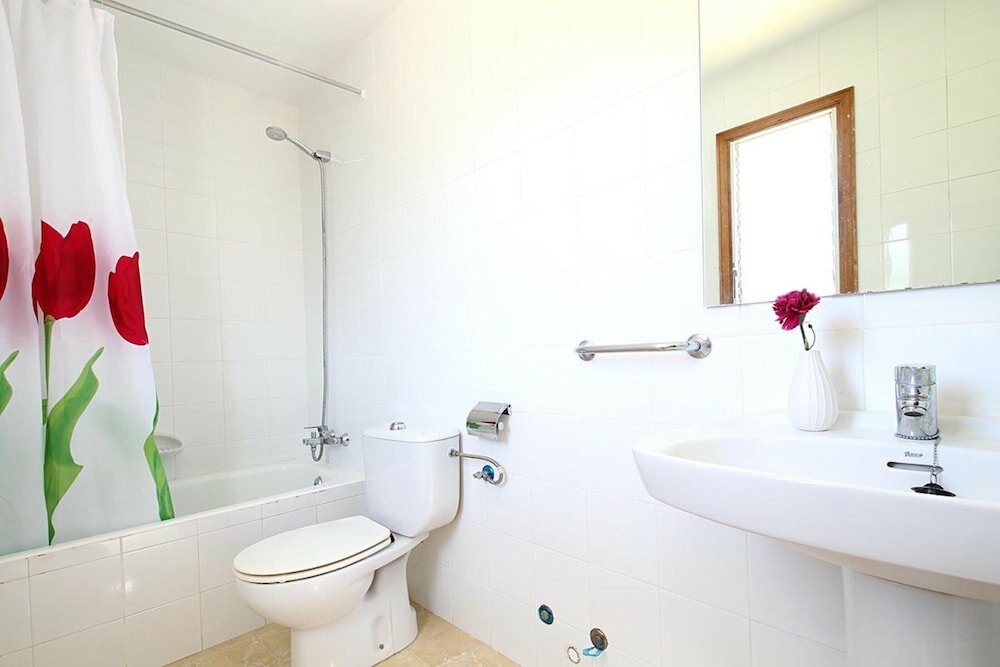 Фото Villa - 4 Bedrooms with Pool and WiFi - 108746