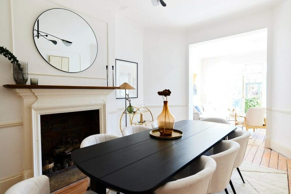 Фото The Barnet Escape - Exquisite 4bdr House With Garden + Patio