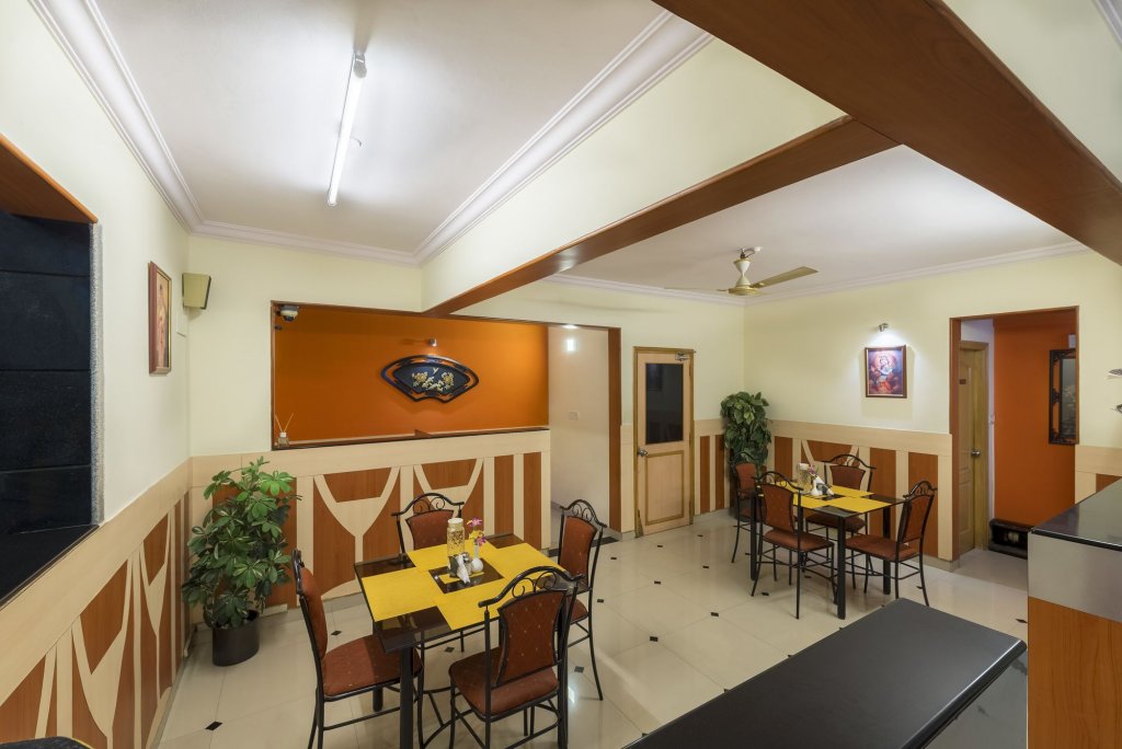 Фото Hotel Raj Comforts - Golf View