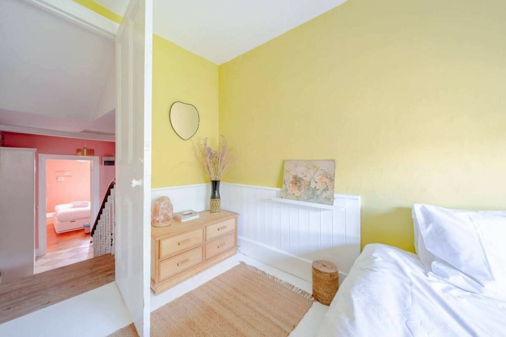 Фото Unique Vintage-style 3bd Flat - Dalston