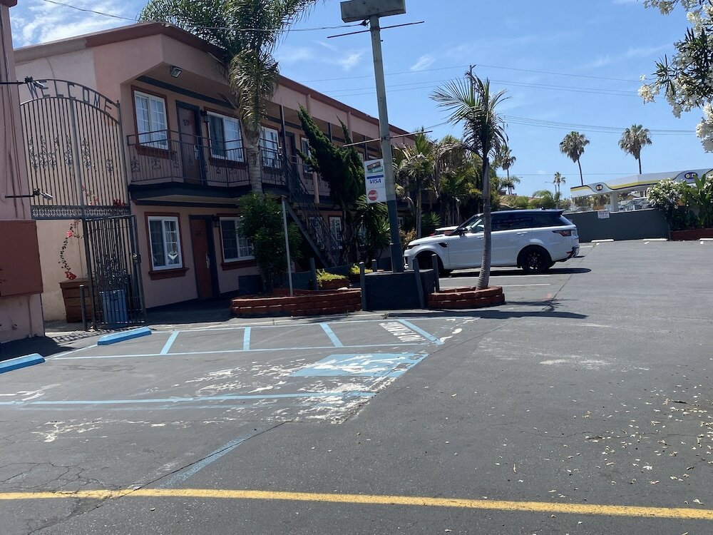 Фото Super 8 by Wyndham Oceanside Downtown