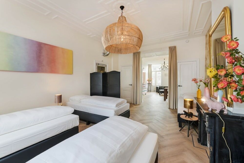 Фото The Monument Hotel