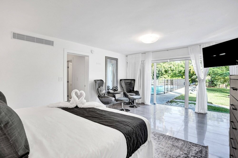 Фото Gorgeous 5br Home with Heated Pool