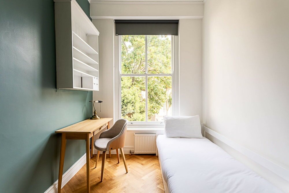 Фото Newly Renovated Two Bedroom Kensington Flat