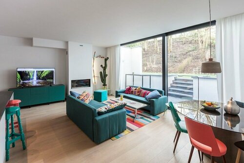 Гостиница Unit 6 - Colorful Smart Home Triplex Private Garden Parking