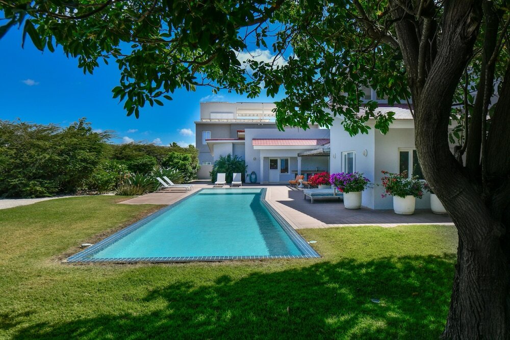 Фото Beach Front Luxury Villa! Boca Catalina Malmok!