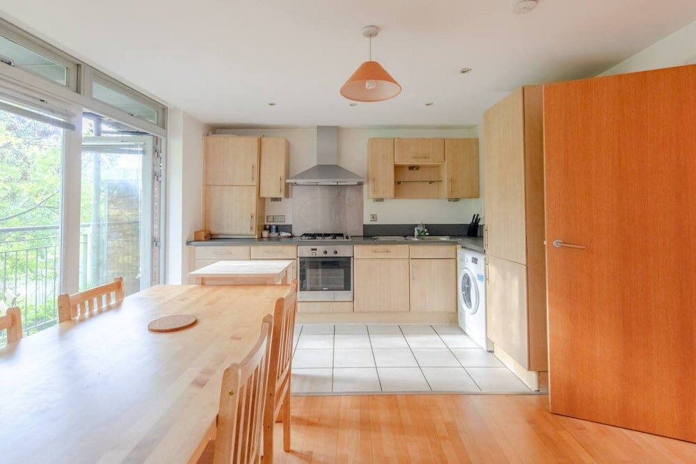 Фото Spacious 2 Bedroom Apartment Near White City