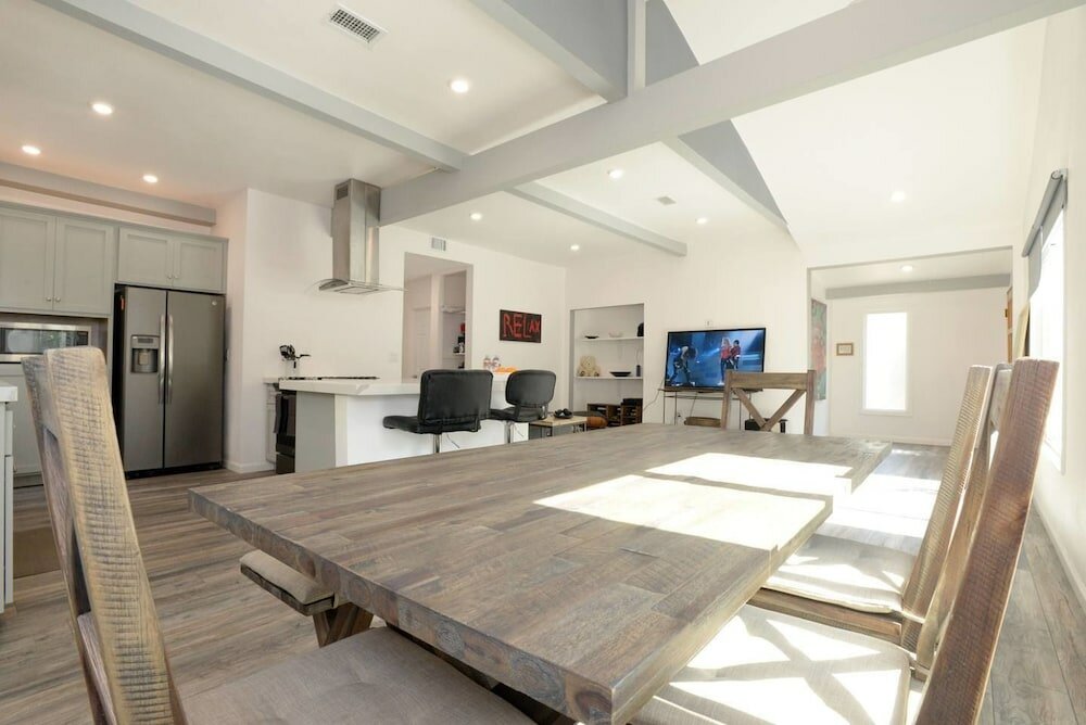 Фото Spacious House on Melrose w Private Backyard Gym