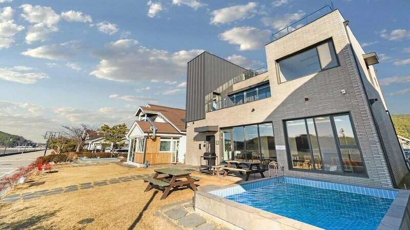 Гостиница Daebudo Atiko Dokchae Pool Villa