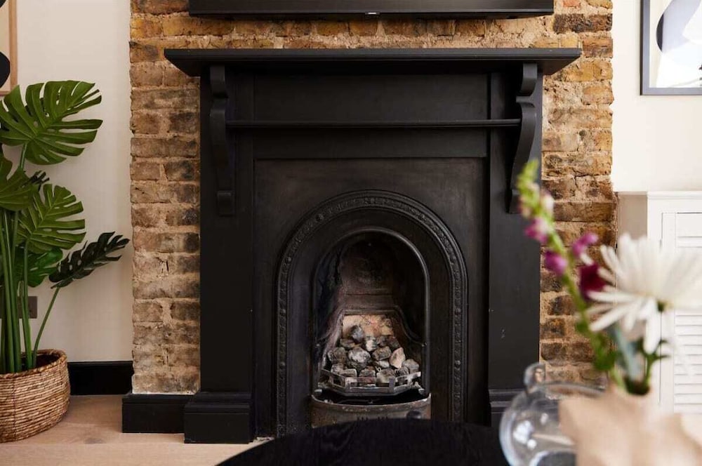 Фото The Battersea Crib - Dazzling 3bdr Flat With Garden