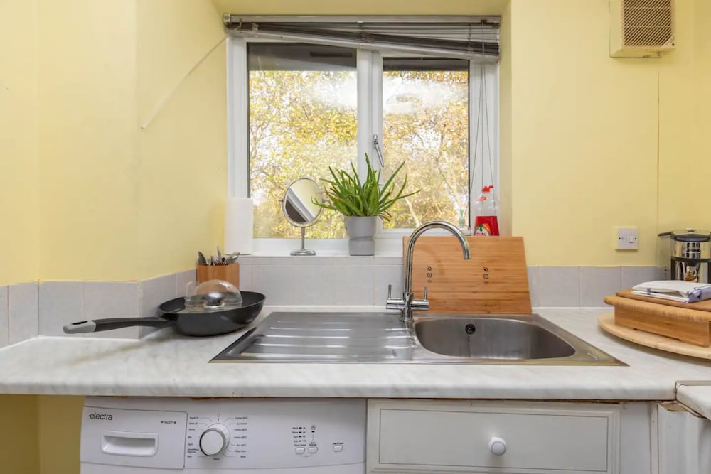 Фото 1 Bedroom Light Studio Flat in Surrey Quays