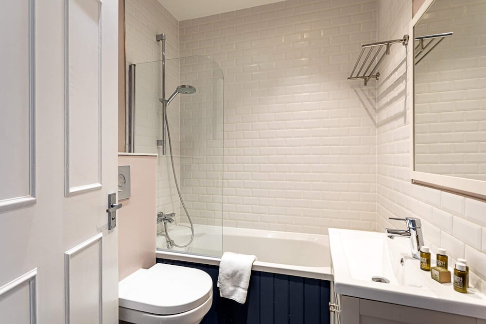 Фото Newly Renovated Two Bedroom Kensington Flat