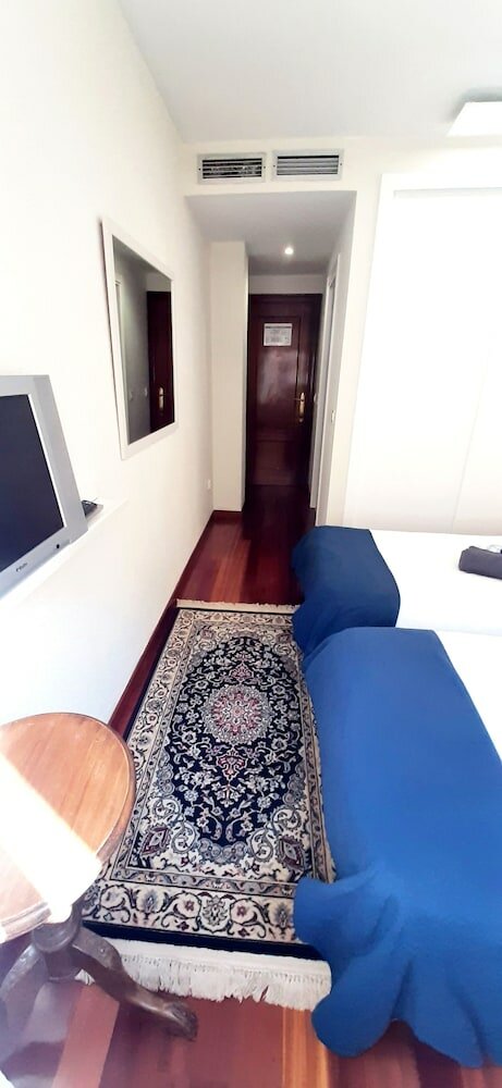 Фото Large Apartment with large and sunny Terrace - Garden & Outdoor Gym, Alicante Center