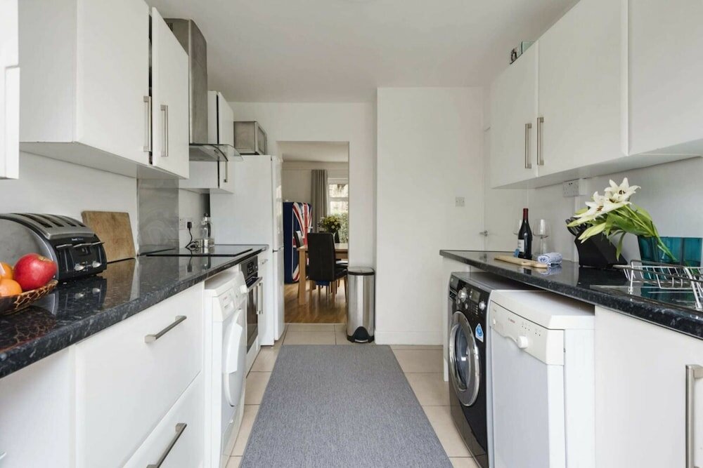 Фото Bright and Spacious Philbeach Garden Apartment