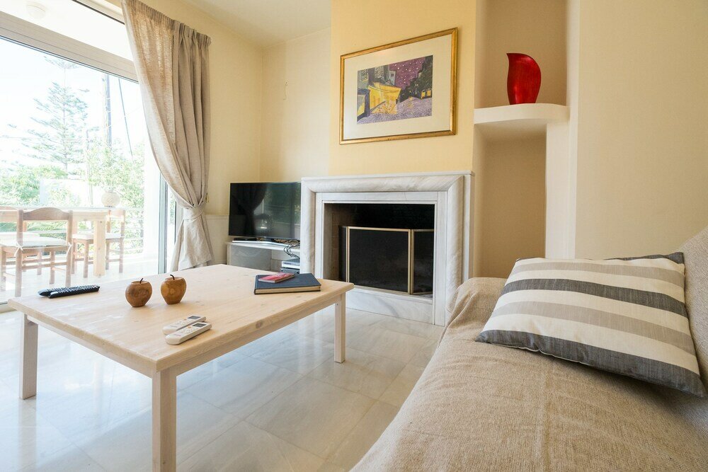 Фото Steps to the beach family Home in Agioi Apostoloi