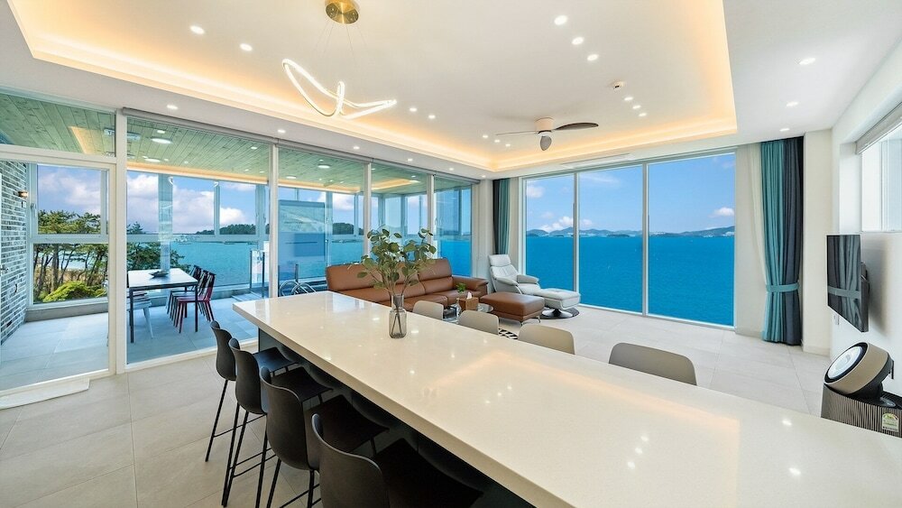 Фото Yeosu Riaeddo Poolvilla Pension