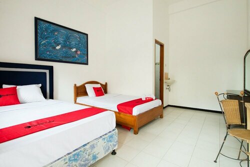 Гостиница RedDoorz Syariah near Gor Ken Arok в Маланге