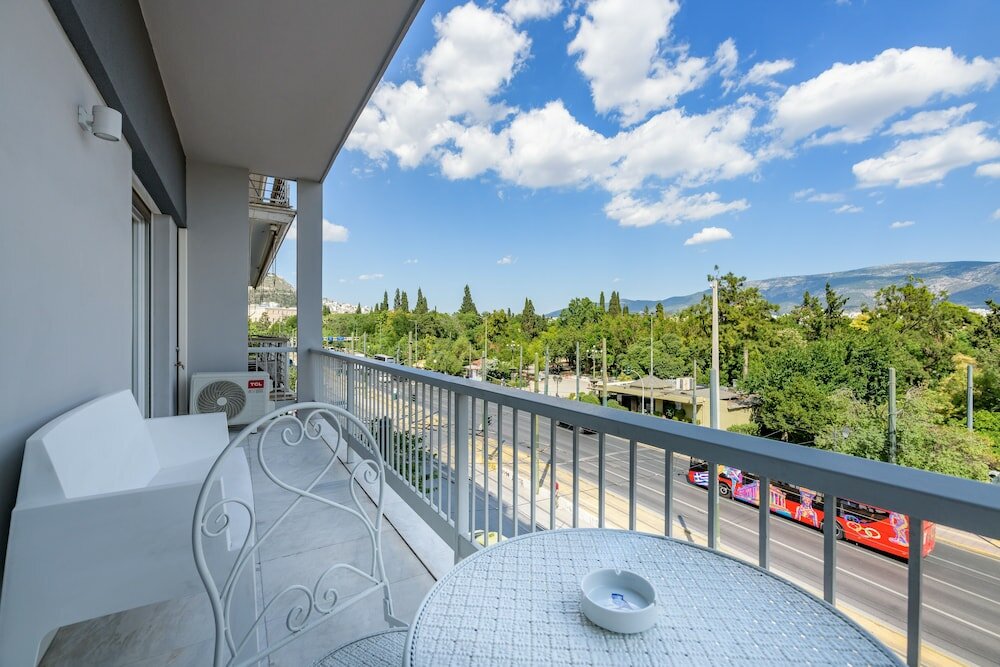 Фото Lush Emerald apt in the heart of Athens