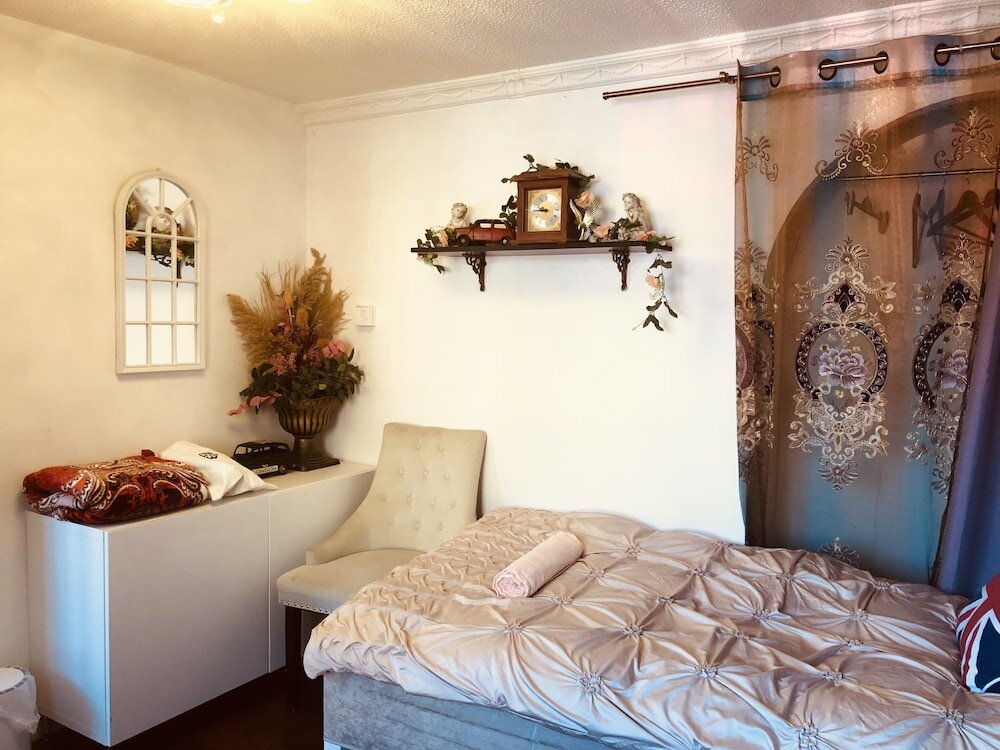 Фото Centrally Located 4 Bedroom House