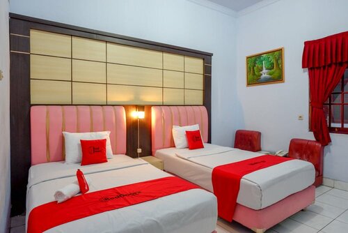 Гостиница RedDoorz Plus Syariah near Stasiun Pekalongan 2 в Пекалонгане