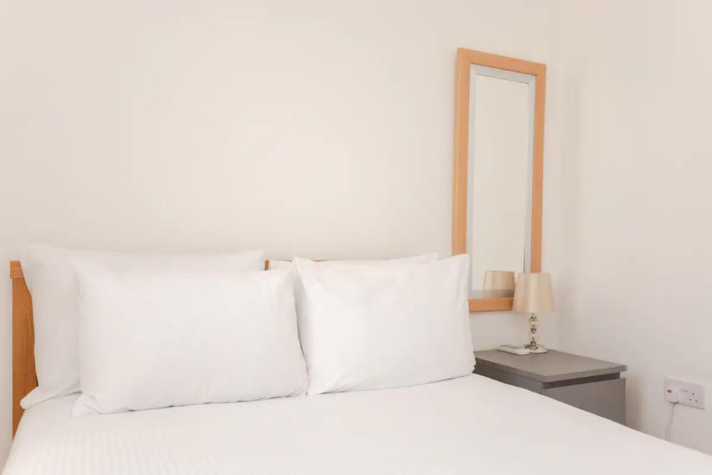 Фото Homely 2 Bedroom Flat Near Embankment Station