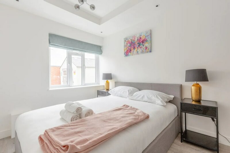 Гостиница Contemporary 2 Bedroom in West London в Лондоне