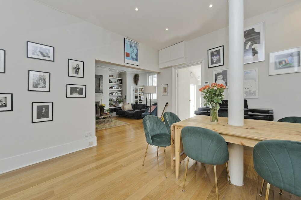 Фото Beautiful Battersea Home by Clapham Junction by UnderTheDoormat