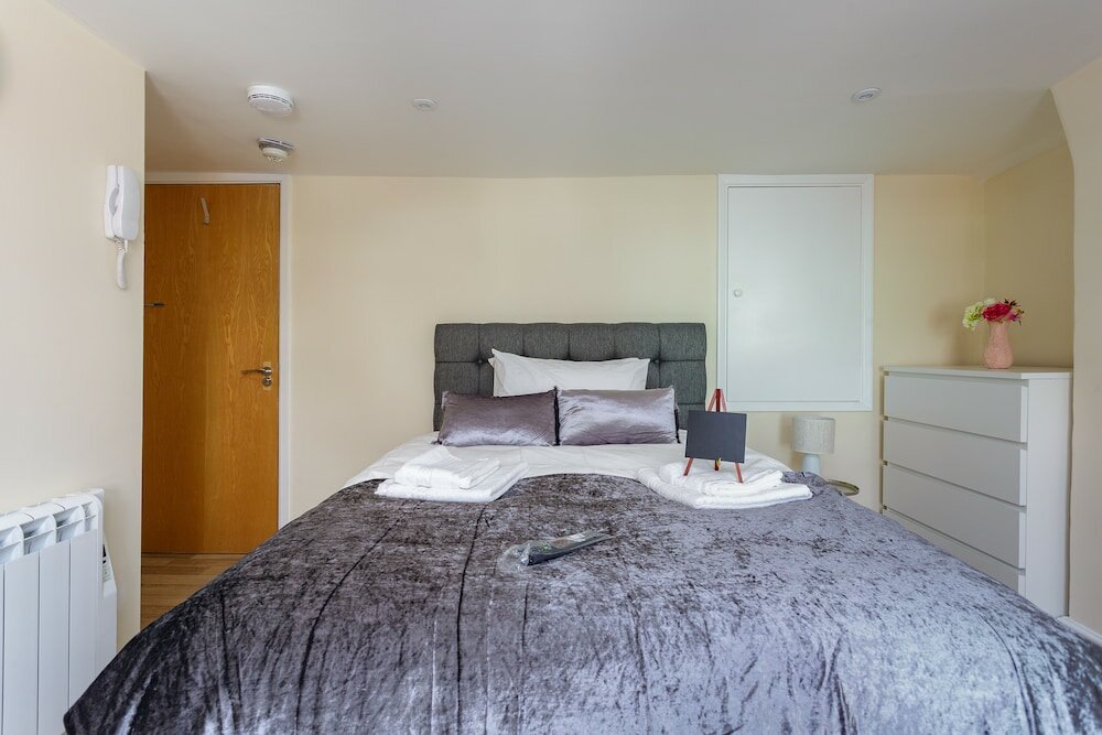 Фото St Mary's Modern Central Huge Studio Apartments