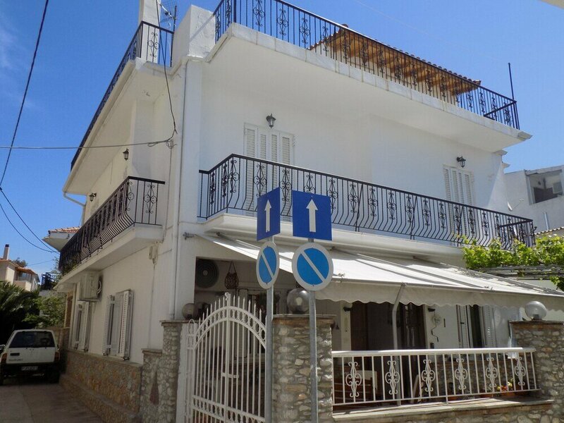 Гостиница Beautiful Modern apt in Skiathos