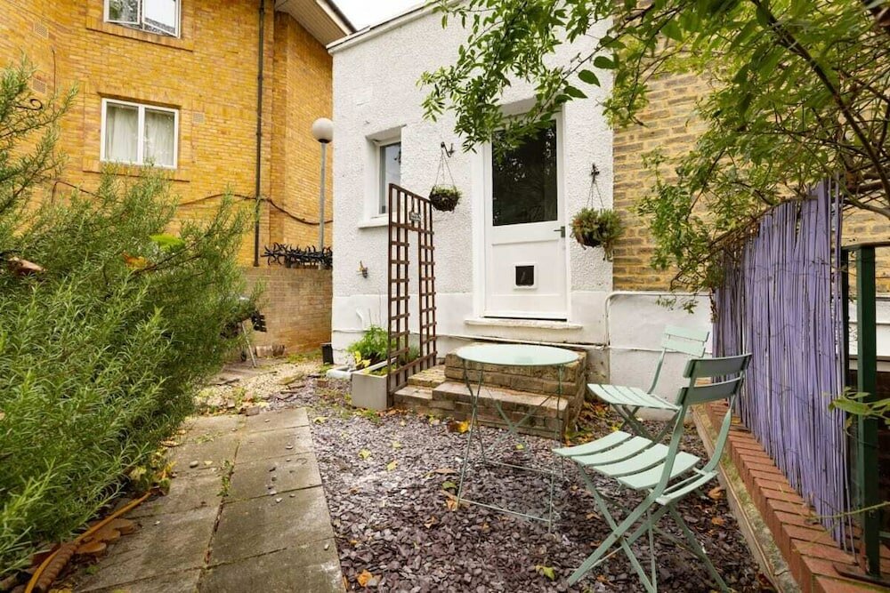 Фото The Eltham Classic - Stunning 1bdr Flat With Garden