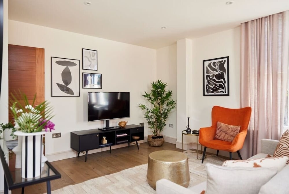 Фото The Wandsworth Haven - Bright 2bdr Flat