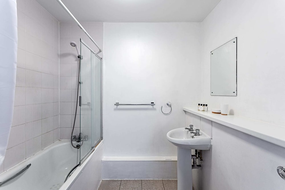 Фото Modern 1 Bedroom Apartment in West London
