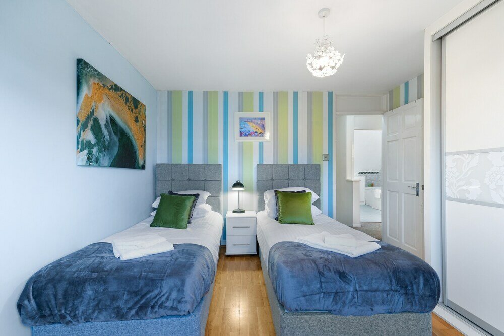 Фото Serviced 4 Bdrm 2 bath house Maidenhead