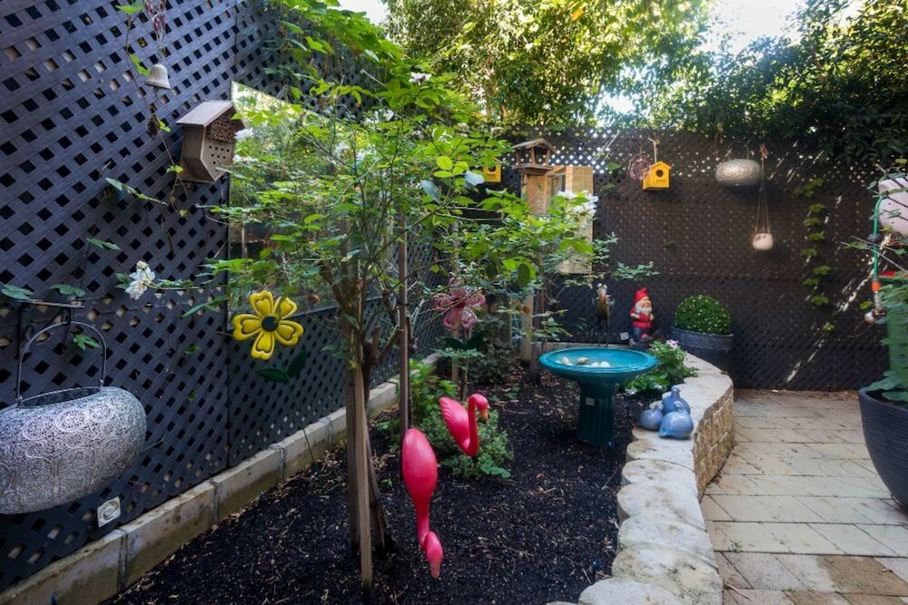 Фото Character 3 Bedroom Home With Pool and Balcony