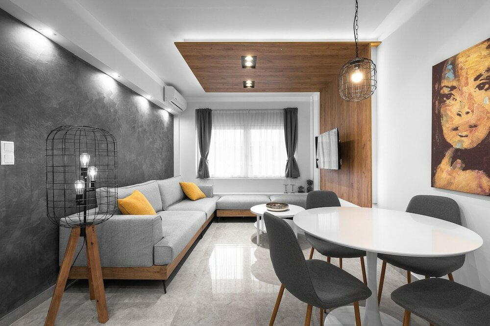 Фото White and Wood Nilie Hospitality Mgmt