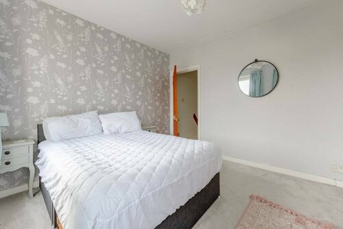 Гостиница Homely and Spacious 2 Bedroom House - Stratford в Лондоне