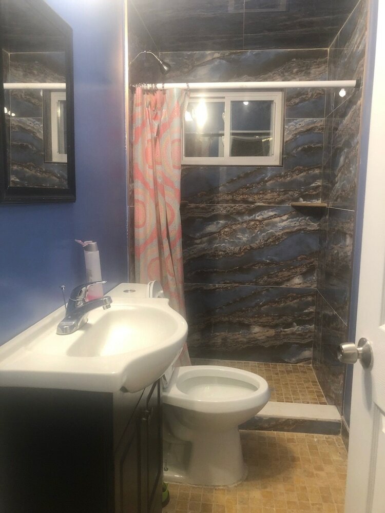 Фото L 3 Downtown Newark Guesthouse