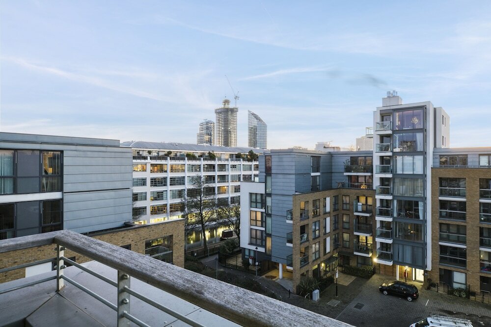 Фото Altido Trendy Islington Flat for 2 with Patio