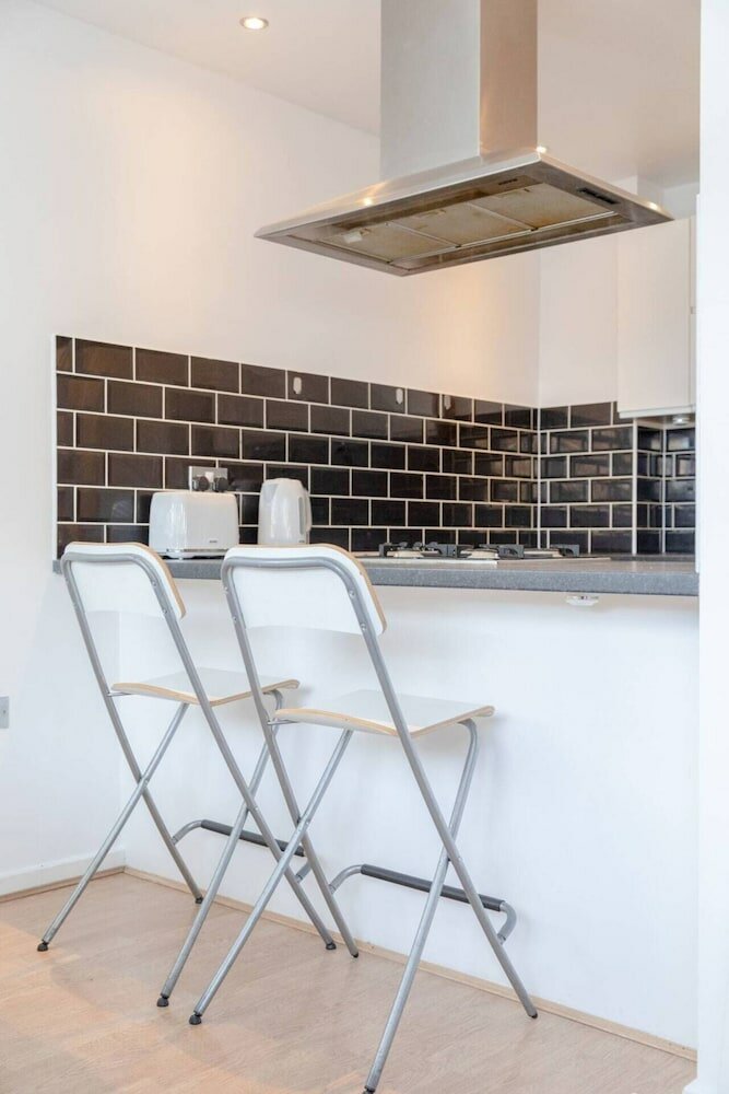 Фото Radiant 2 Bedroom Apartment in East London