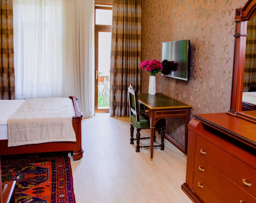 Фото Royal Antique Boutique Hotel