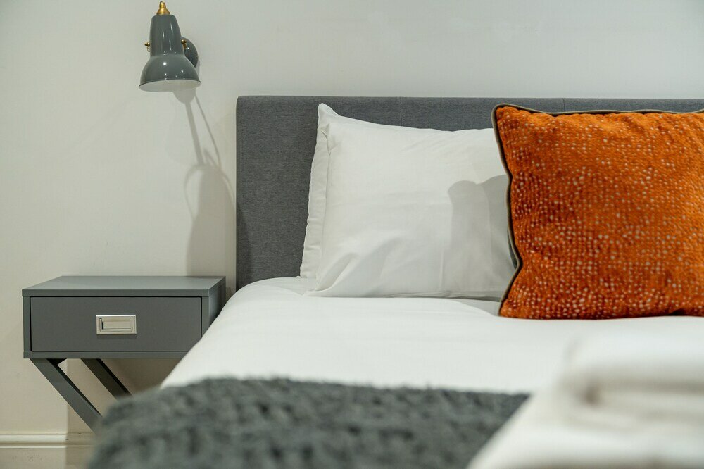 Фото Altido Elegant 4 Br House W/Deskspace, Moments From Angel