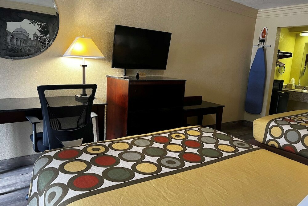 Фото Super 8 by Wyndham Houston West Katy