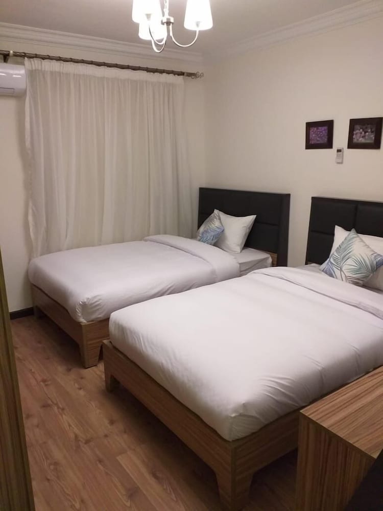 Фото Parkside Boutique Furnished Apartments