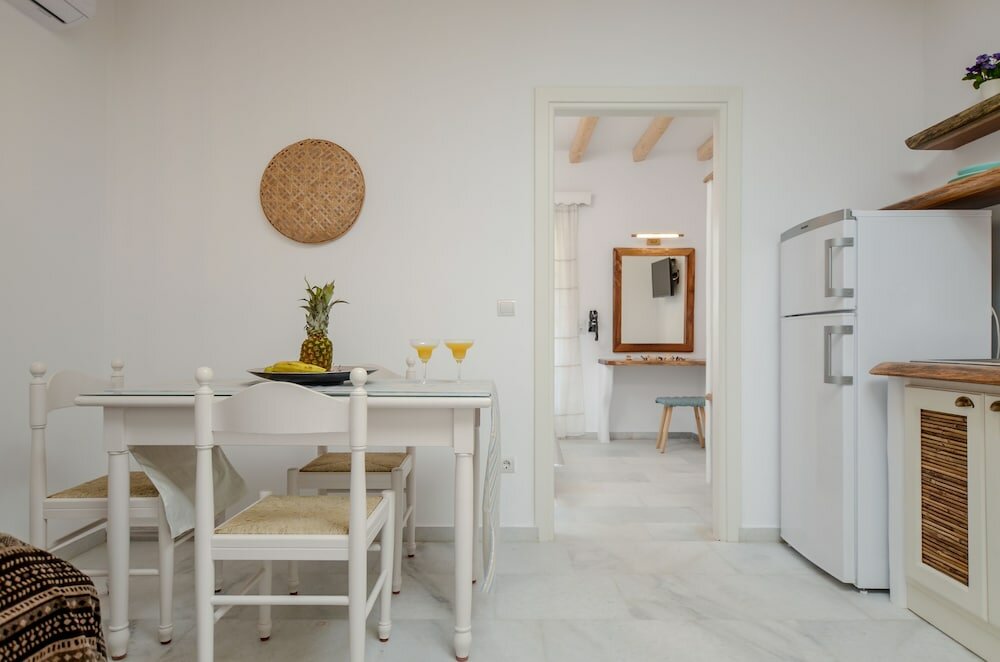 Фото Birikos Studios & Apartments