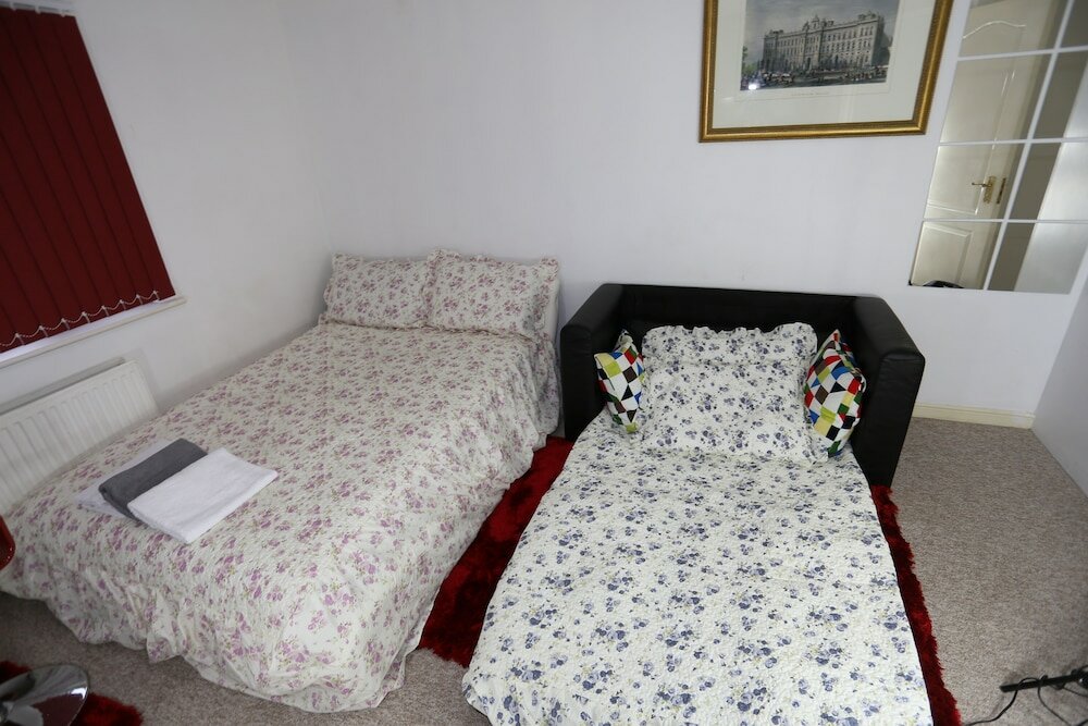 Фото Lovely Studio Apartments - Thamesmead