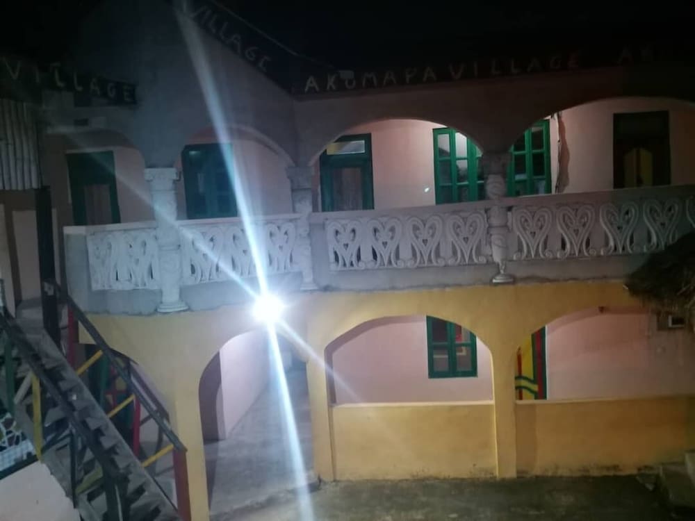 Фото Akomapa Village